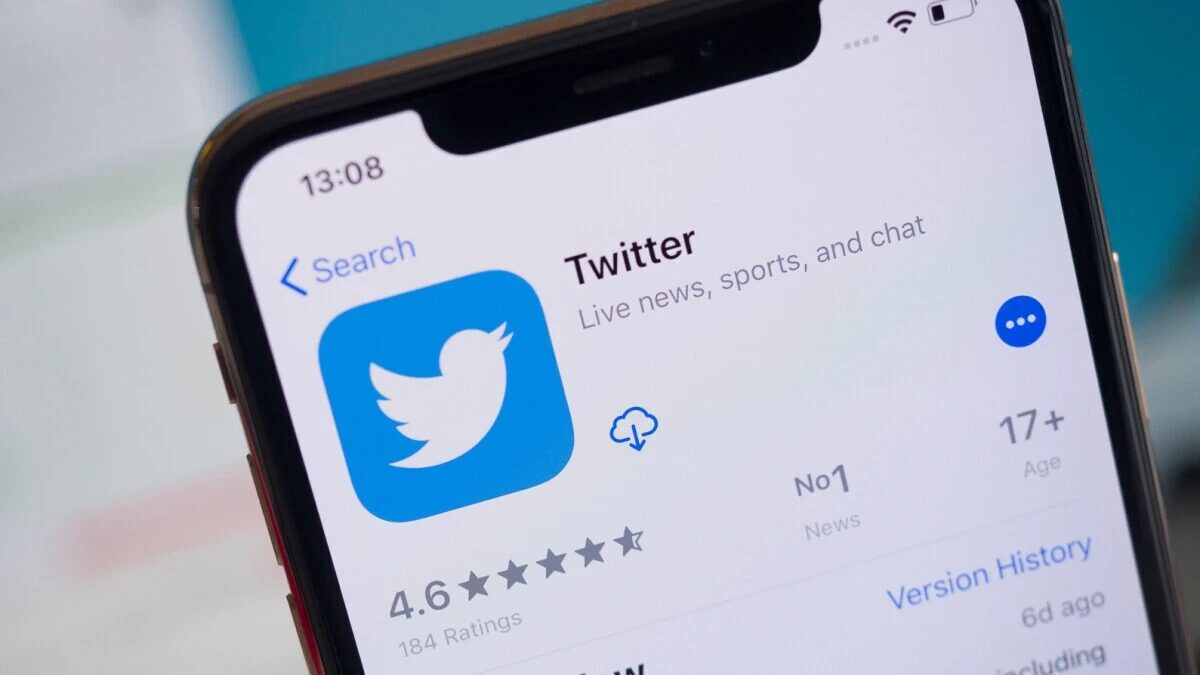Экран смартфона iPhone с приложением Twitter на главной странице