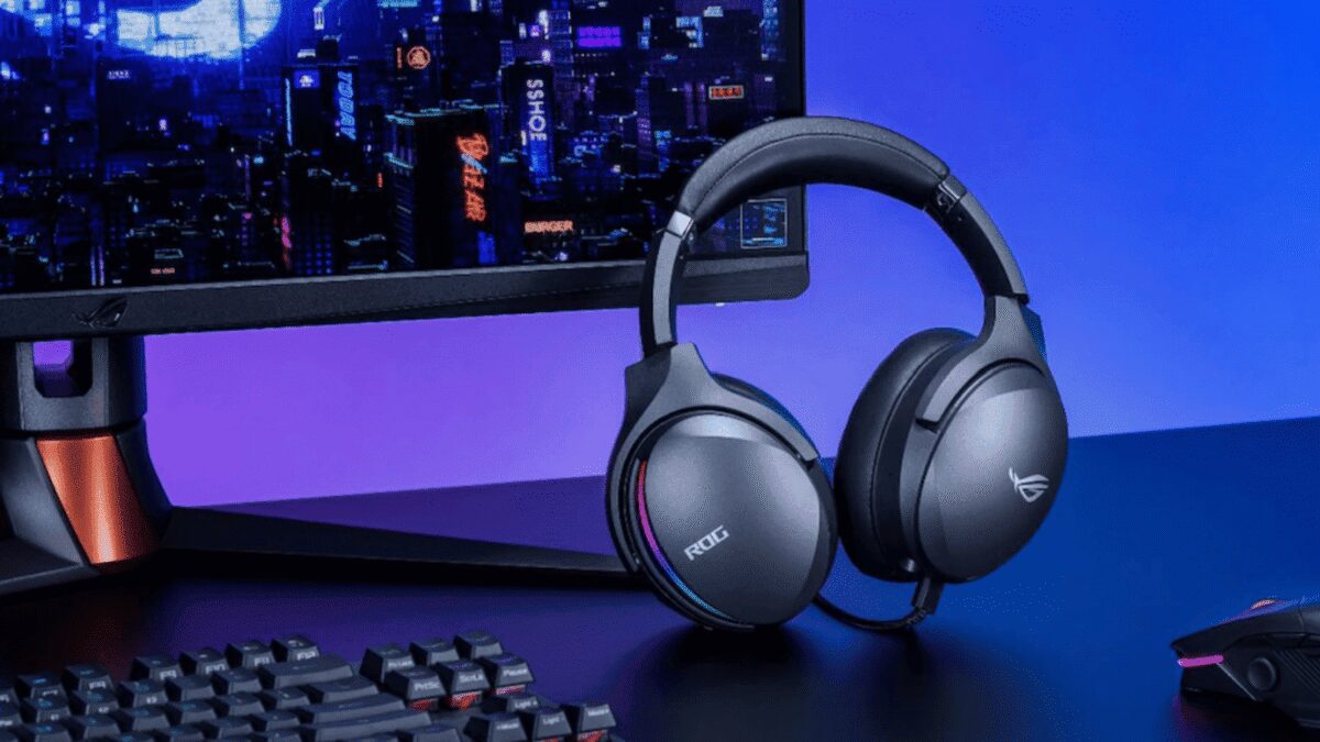 Игровые наушники ASUS ROG на рабочем столе