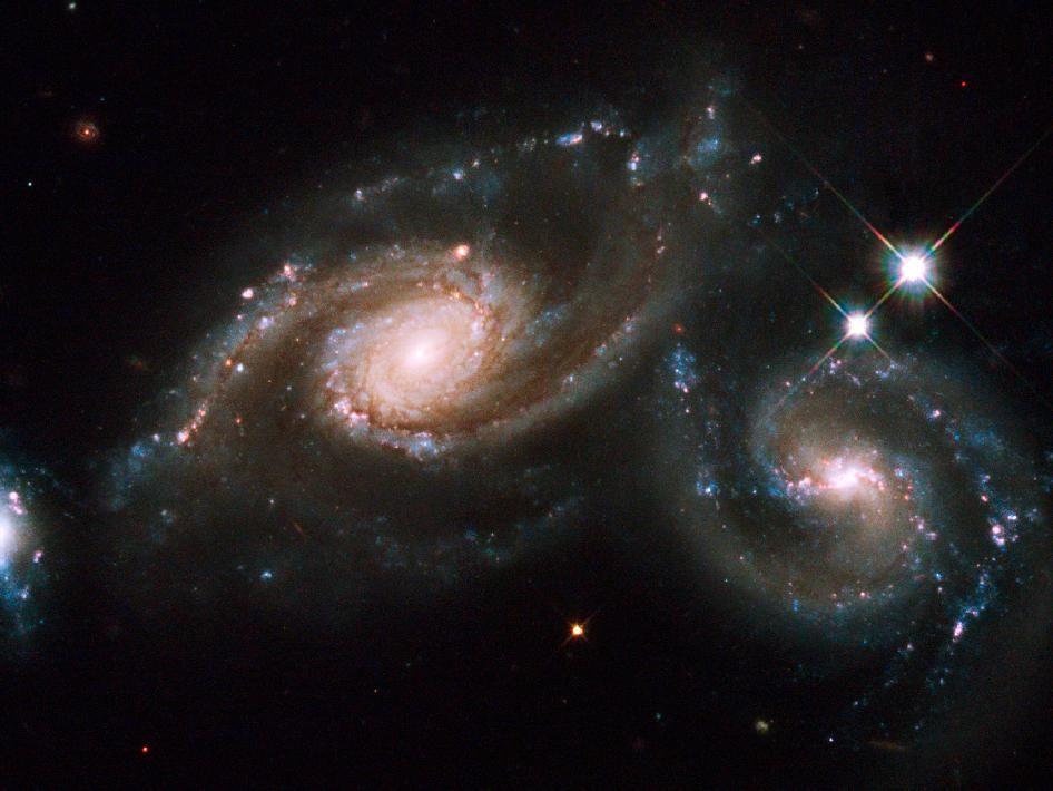 Hubble возвращается к паре взаимодействующих галактик 2 Hubble