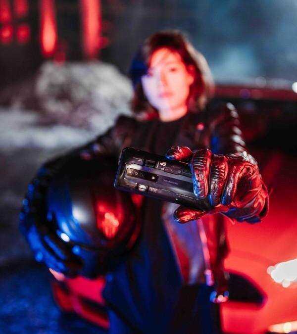 Симметричный дизайн смартфона Redmi Note 13 с тремя камерами на задней панели и дисплеем с отверстием для фронтальной камеры