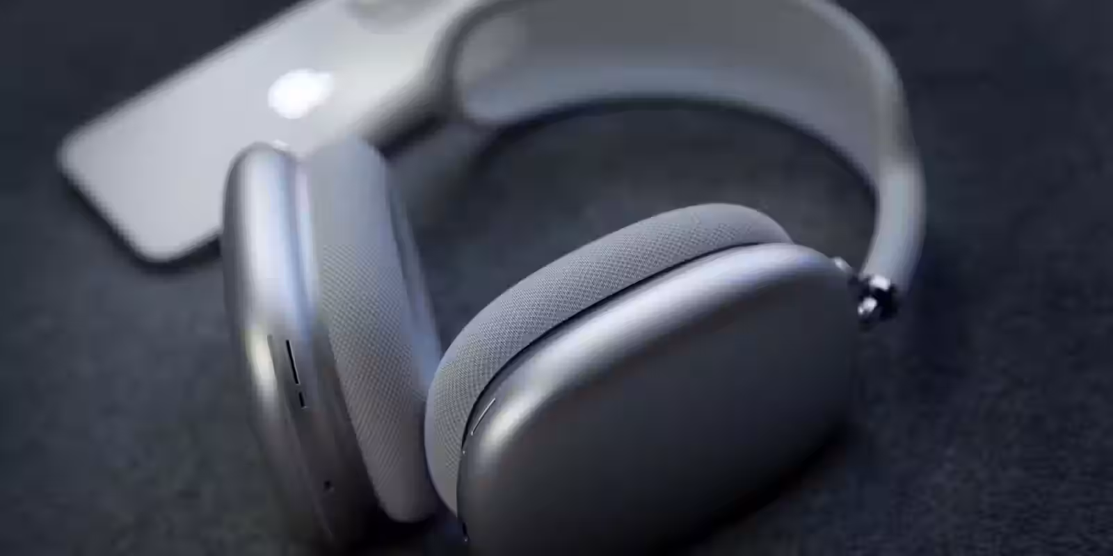 Слух: управление на Apple AirPods Max может стать сенсорным 3 https hypebeast.com image 2020 12 airpods max closer look 12