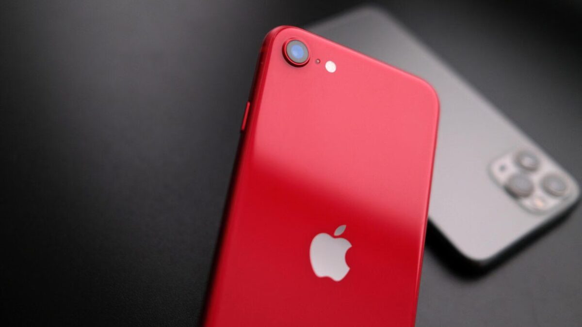 красный iPhone SE 2022 вблизи с задней стороны