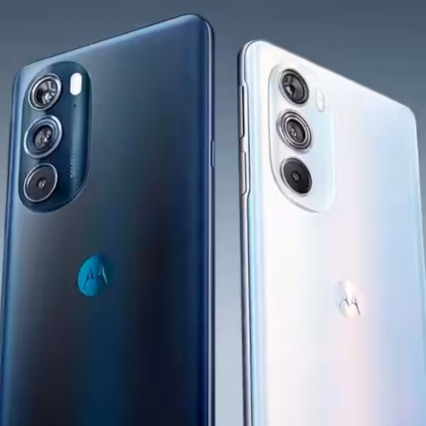 Задняя часть Motorola Edge 30 Pro с тремя камерами