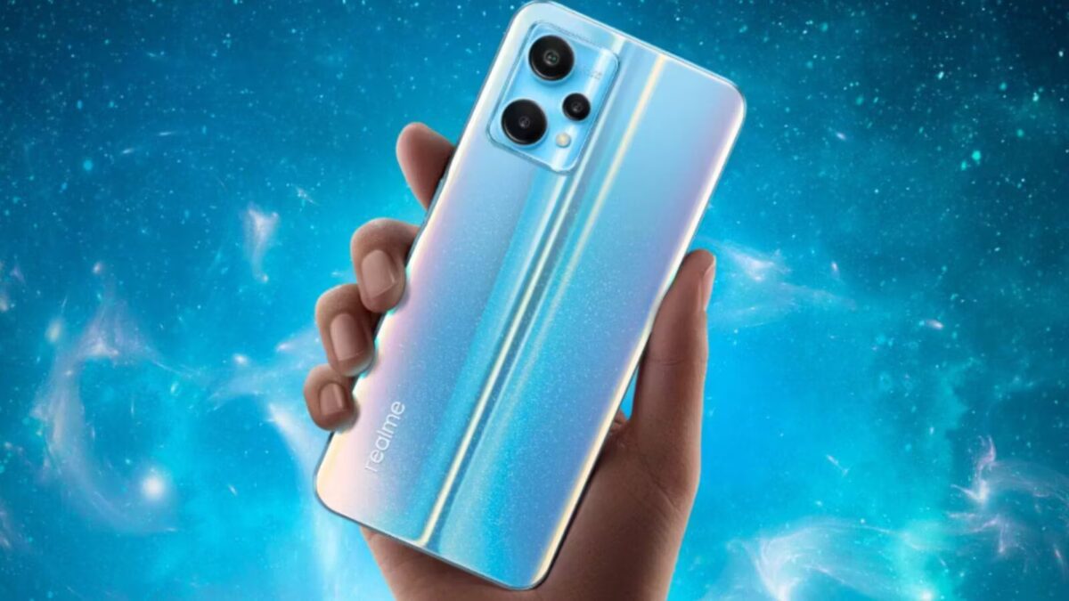 Realme V25 будет с переливающим цветом, и, возможно, это будет ребрендинг 9 Pro 7 Смартфон realme V25 с переливающимся эффектом на задней панели в руке