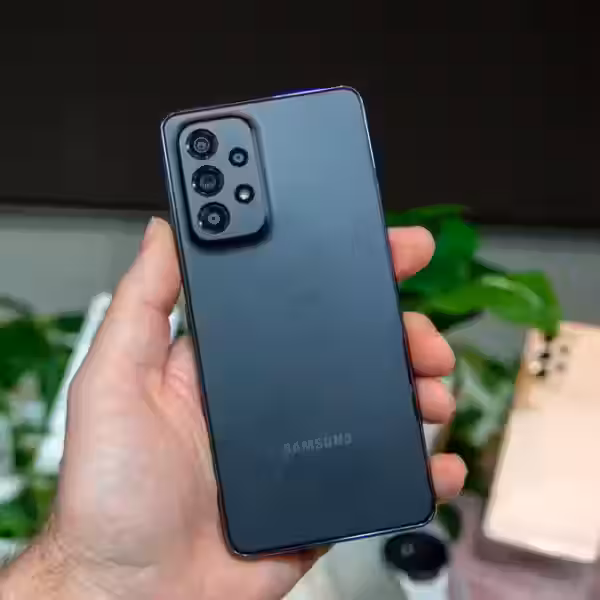 Обратная сторона смартфона Samsung Galaxy A53 с камерой