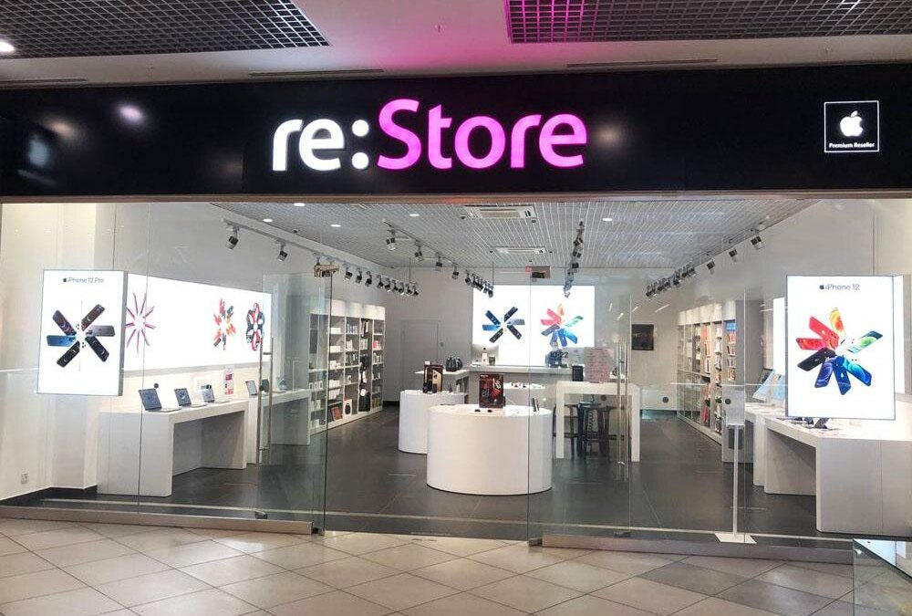 Витрина магазина reStore с отображением iPhone 12 и аксессуаров