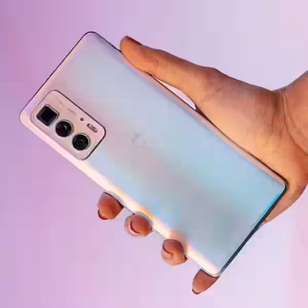 Motorola Edge 30 в руке с задней панелью и камерой, видны детали дизайна