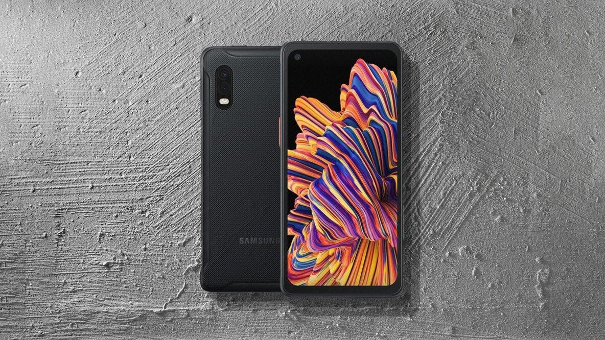 Передняя и задняя часть смартфона Samsung Galaxy XCover Pro 2 на сером фоне