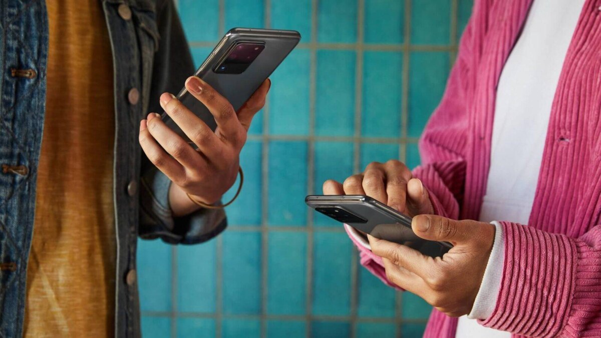 Две женщины держат смартфоны Samsung в руке