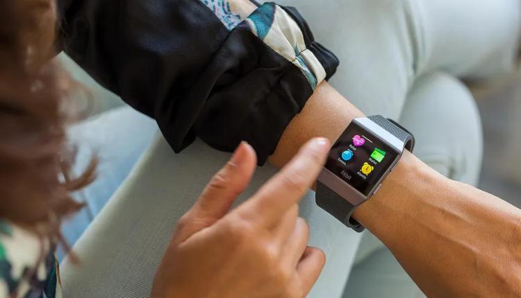 Fitbit отзывает 1,7 млн умных часов из-за ожогов (fitbit ionic)