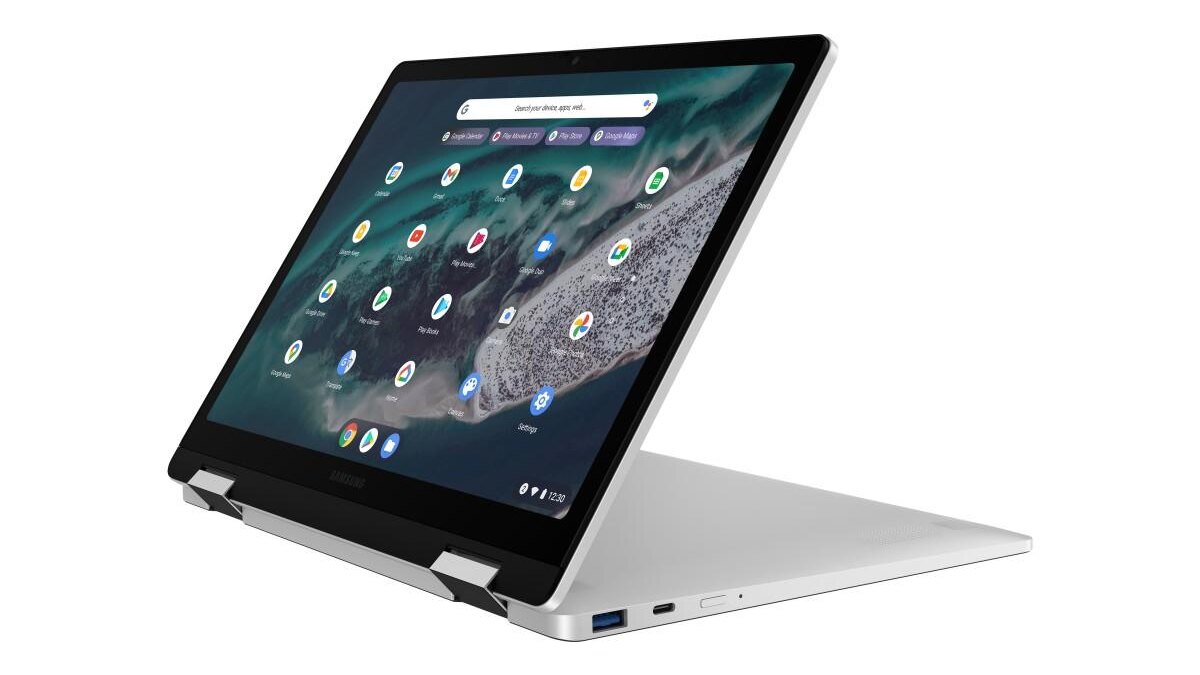 Ноутбук Samsung Galaxy Chromebook 2 360 в распрямленном положении, дисплей и порты сбоку