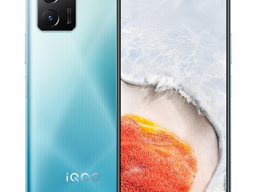 Человек фотографирует модель смартфона OnePlus Ace 2 Pro