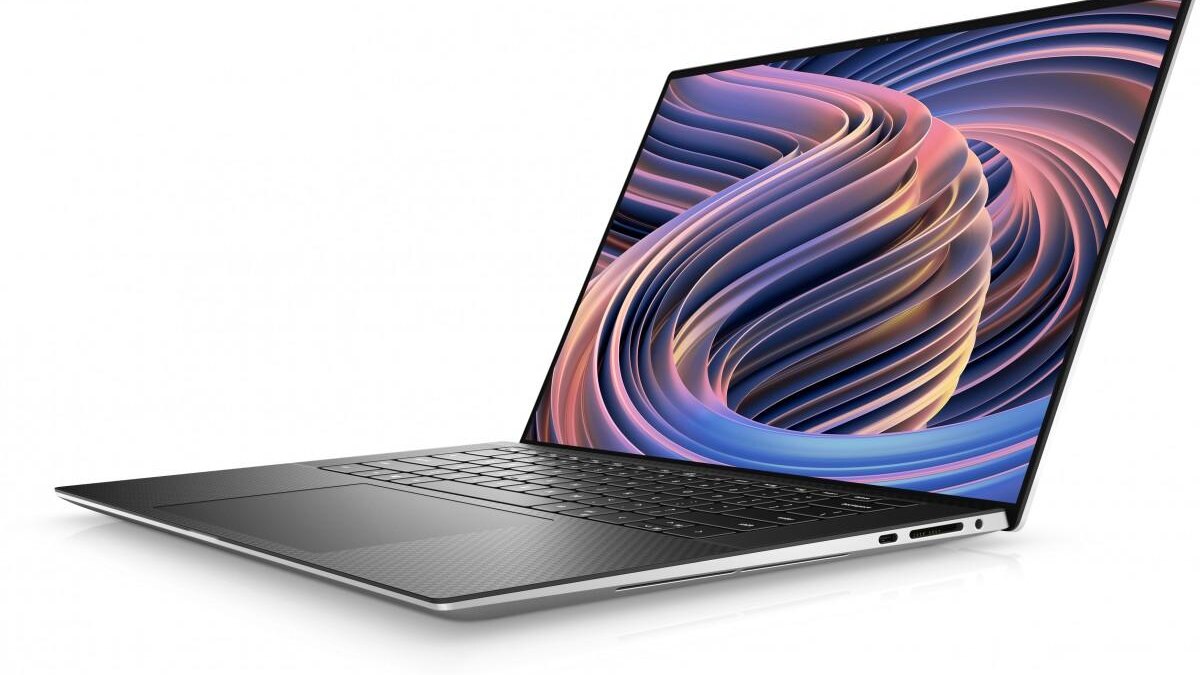 Dell XPS 15 с развернутым экраном и клавиатурой