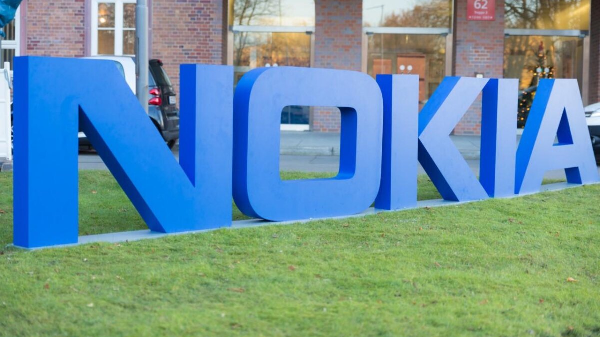 Здание с отражением небоскребов и логотипом Nokia в центре