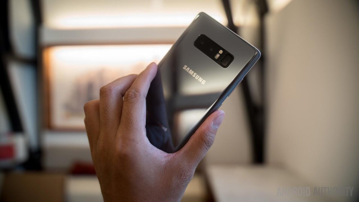 Samsung Galaxy Note 8 в руках: смартфон демонстрируют на обзоре, производительность приложений снижать планируется