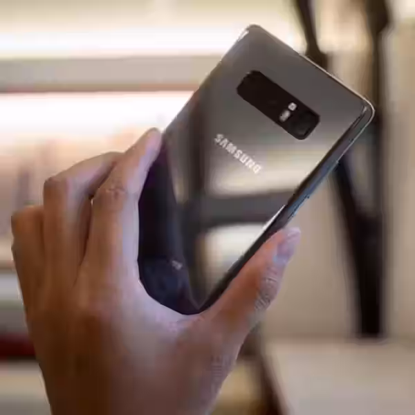 Samsung Galaxy Note 8 в руках: смартфон демонстрируют на обзоре, производительность приложений снижать планируется