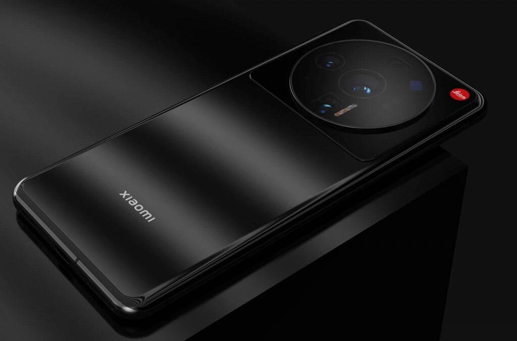 Чёрный смартфон Xiaomi 12 Ultra с крупной камерой на задней панели