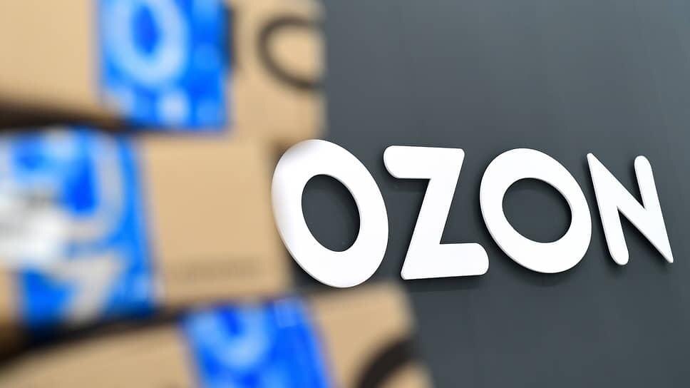 Картонные коробки с логотипом Ozon и надписью OZON на стекле, кадр для новости о производстве умных ТВ