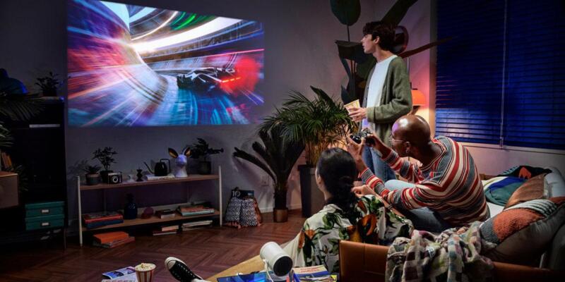 Samsung показал новые возможности ТВ и саундбаров линейки 2022 года (LSP3B Lifestyle 03)