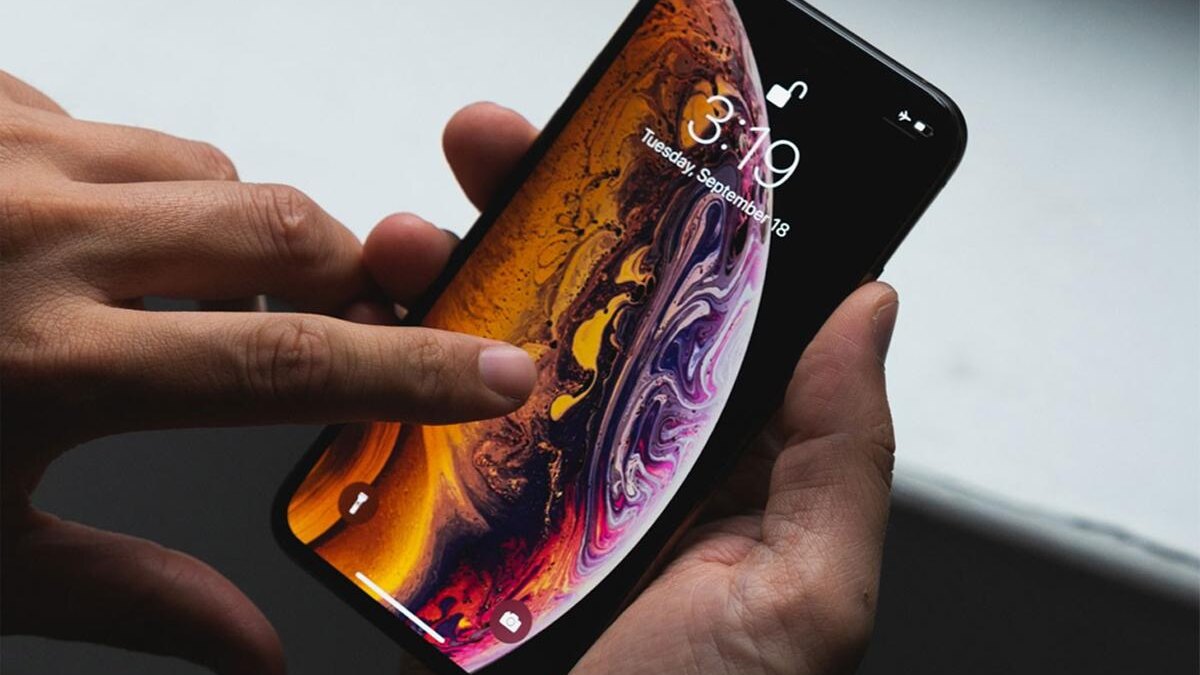 iPhone с уведомлениями на экране и интерфейсом таппинг