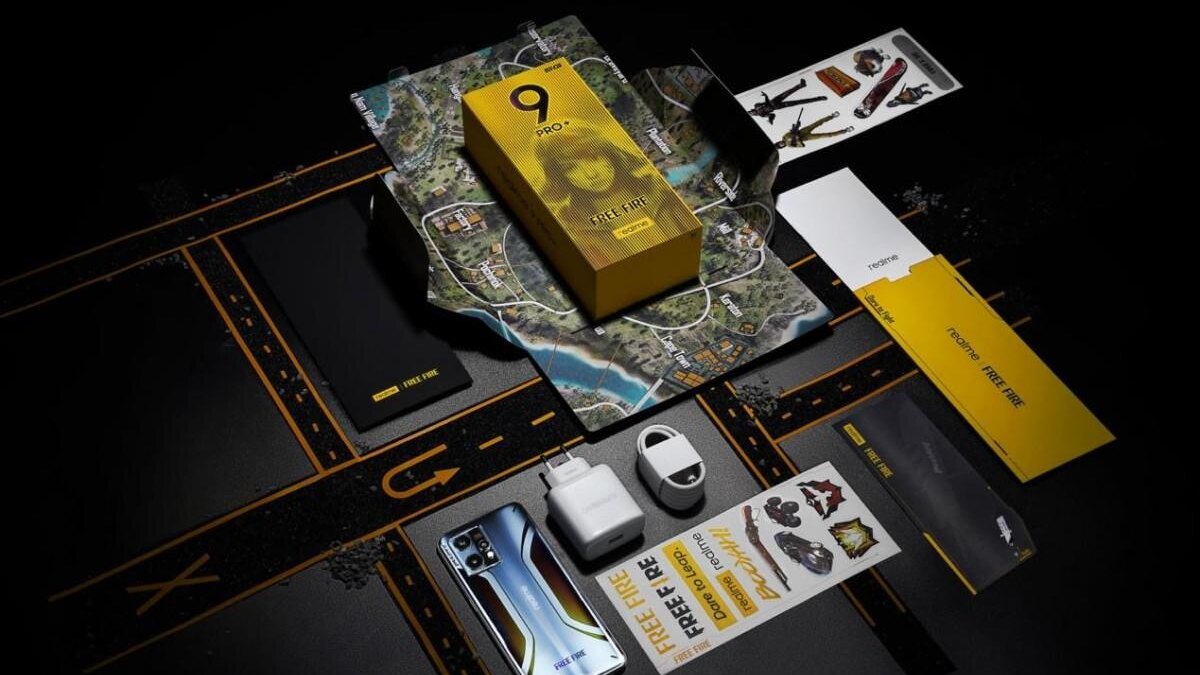 Пять iPhone 15 и 15 Pro в различных цветах в руке