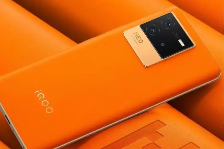 Задняя панель смартфона iQOO Neo 6 оранжевого цвета с камерой и логотипом Neo