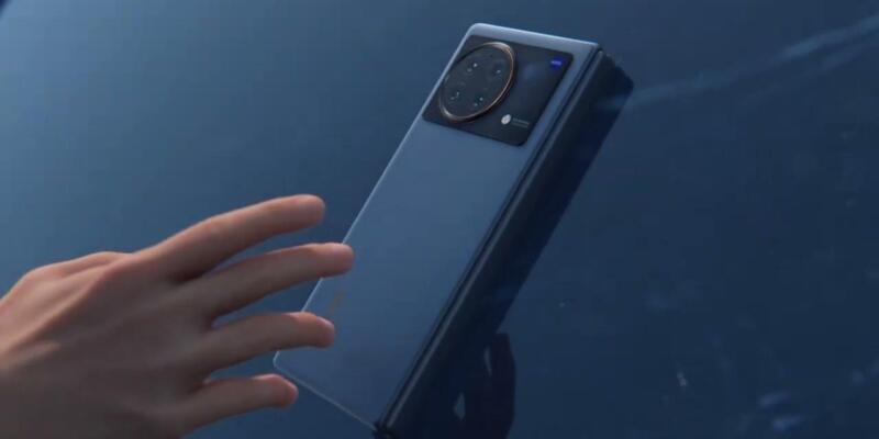 Компания Vivo представила свой первый складной смартфон (maxresdefault)