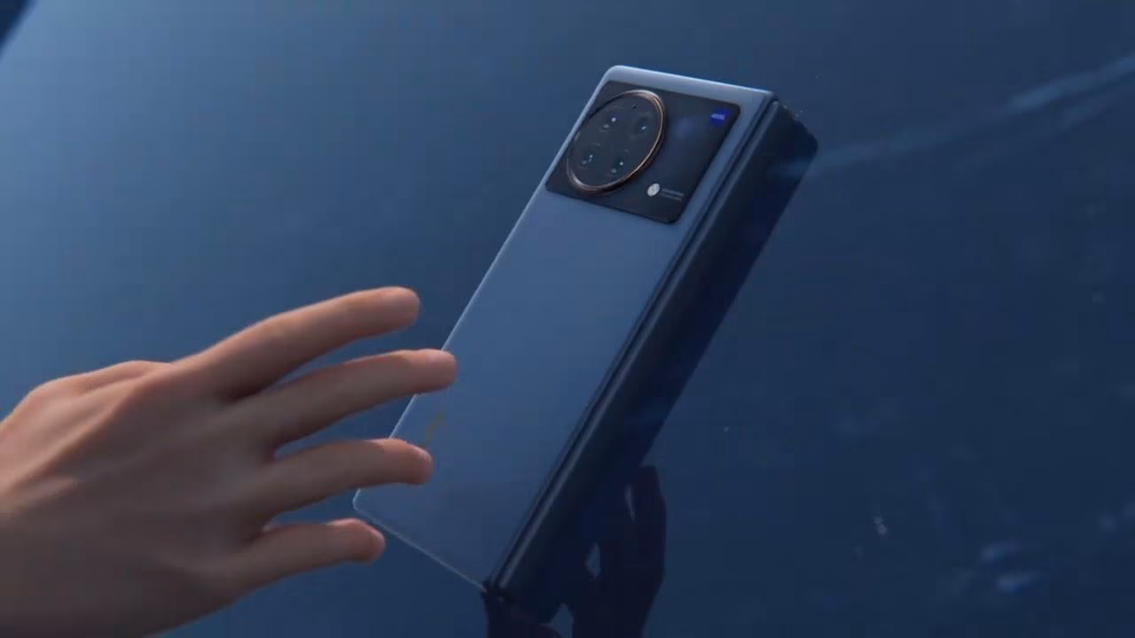 Компания Vivo представила свой первый складной смартфон 5