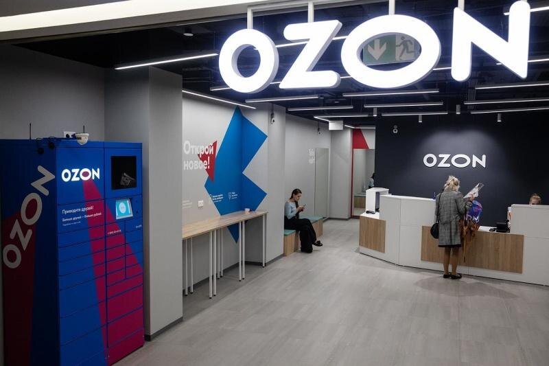 Интерьер офиса OZON с регистрационной стойкой и посетителями