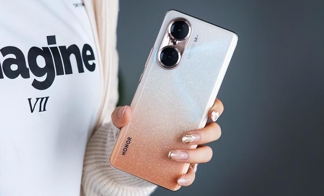 Смартфон Honor 70 с градиентным дизайном и двумя камерами