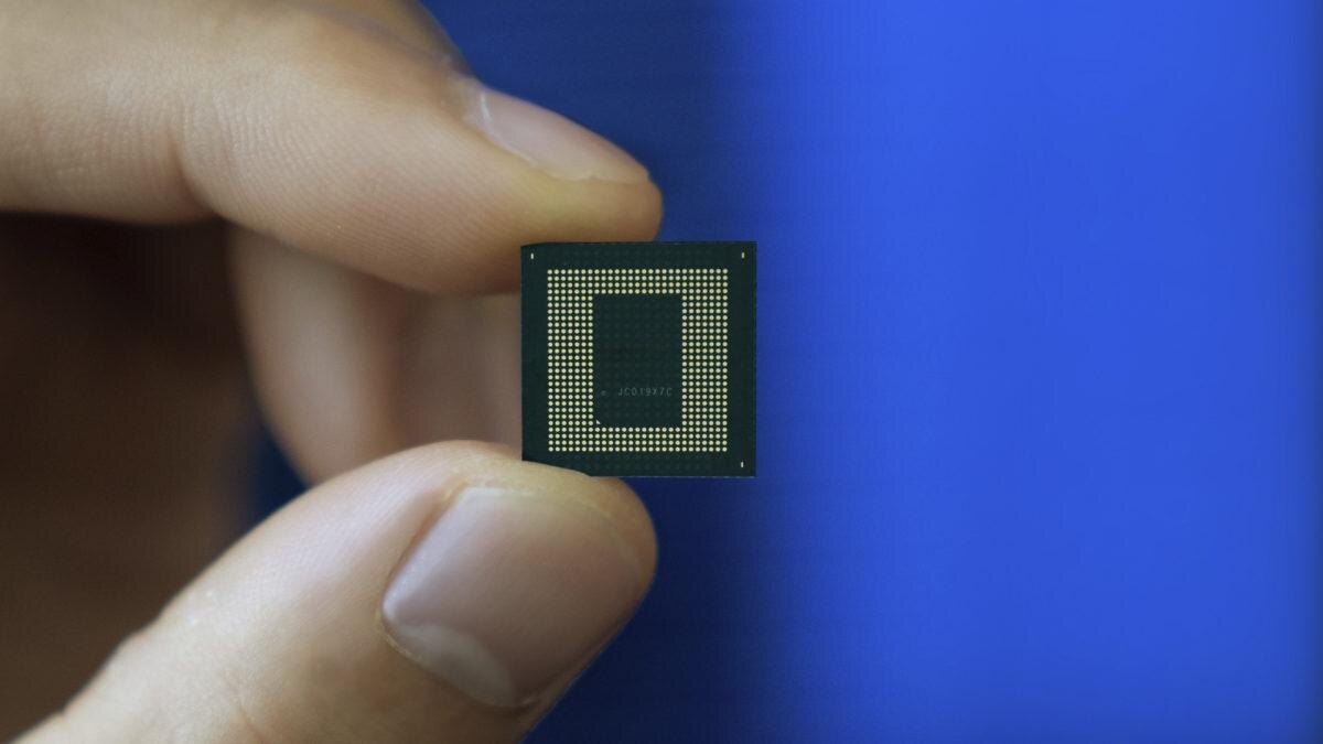 Qualcomm пообещала выпустить мощные процессоры в 2023 году 4 qualcomm snapdragon 888 chip in hand 1200x675 1