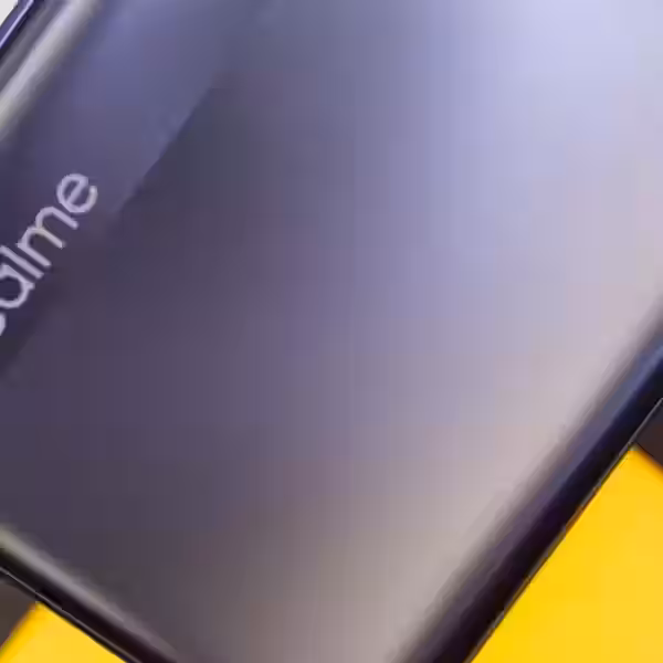 Задняя часть смартфона Realme Q5i с логотипом