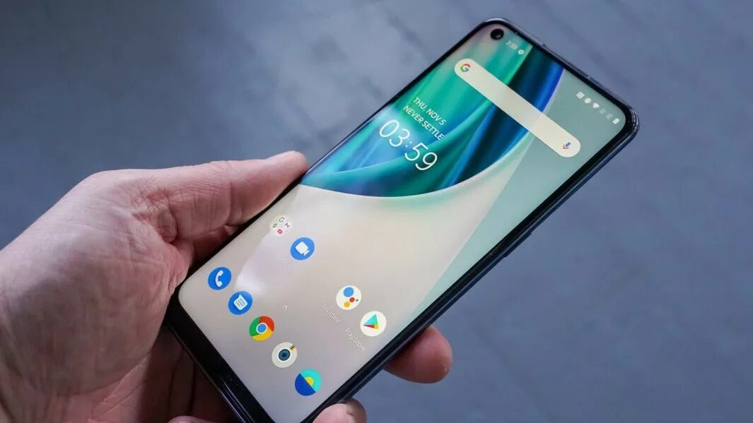 Смартфон OnePlus Nord с отображением интерфейса Android 12