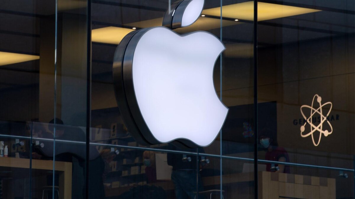 Витрина с логотипом Apple на стеклянной стене