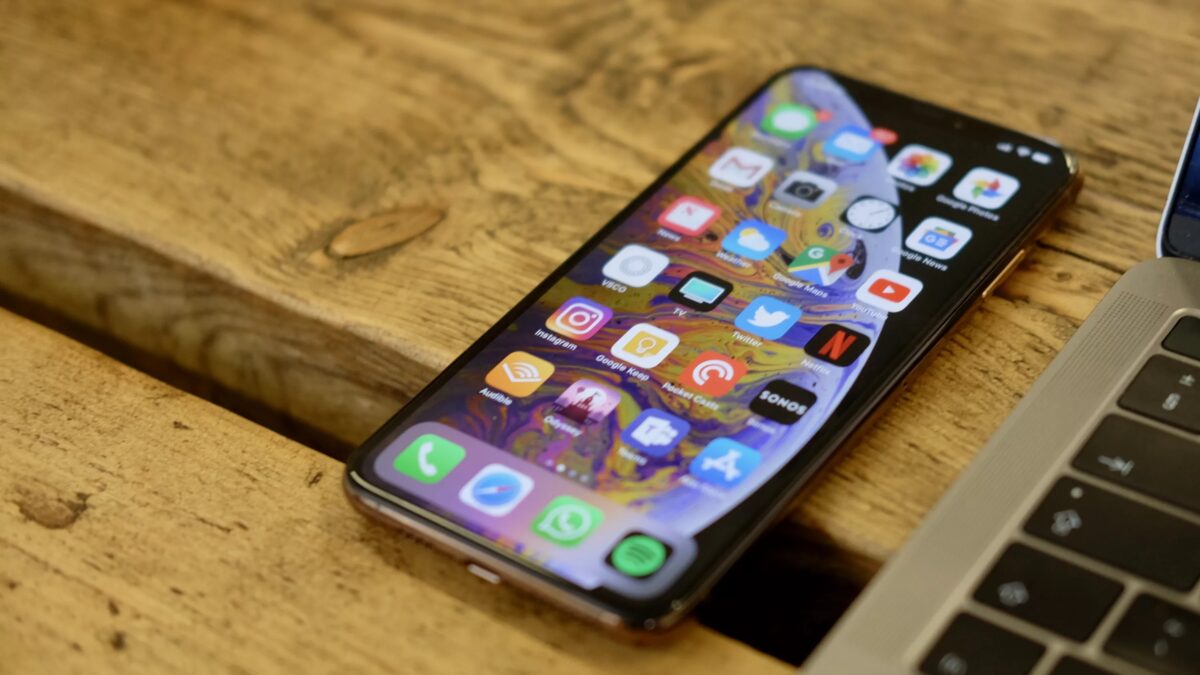 Дисплей iPhone с USB-C на деревянной поверхности