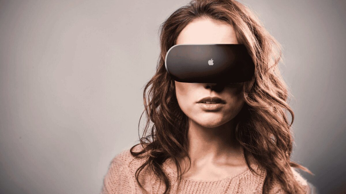 Женщина в VR-гарнитуре Apple Vision Pro на мероприятии, виртуальная реальность