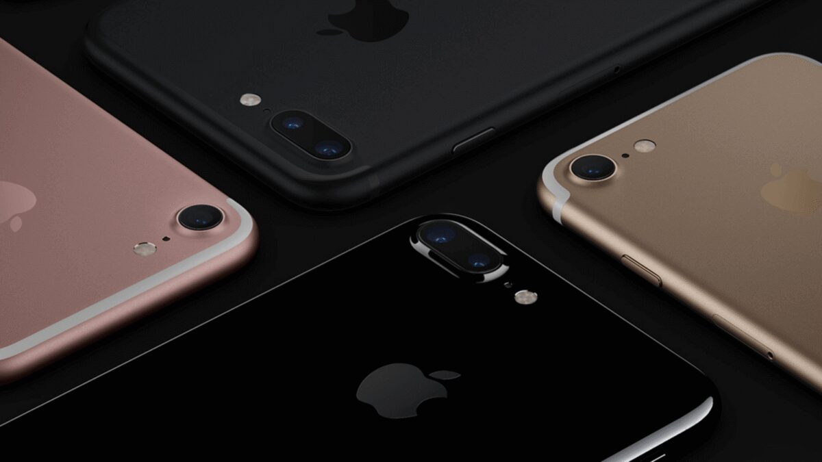 Четыре iPhone с разными цветами и камераыми модулями