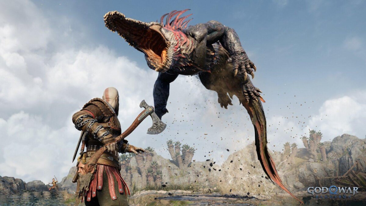 Экшен сцена из игры God of War Ragnarok с бойцом и гигантским чудовищем во время битвы