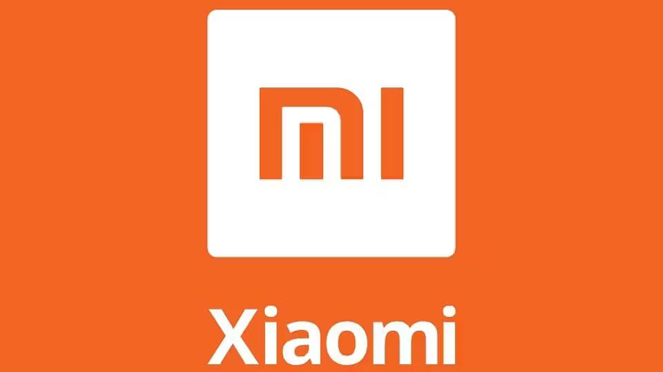 Логотип Xiaomi на оранжевом фоне с названием компании Xiaomi внизу