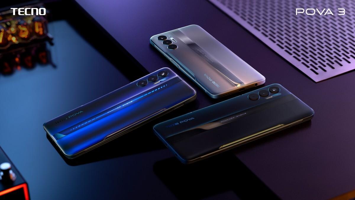 Три смартфона Tecno Pova 3 на столе с подсветкой