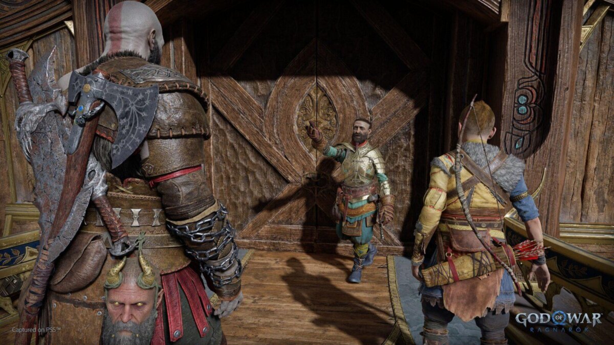 Деревянная комната в игре God of War Ragnarok с персонажами в доспехах и оружием