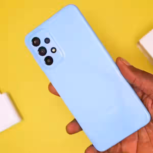 Встречается сзади смартфон Samsung Galaxy A23 с четырьмя камерами в светло-голубом корпусе