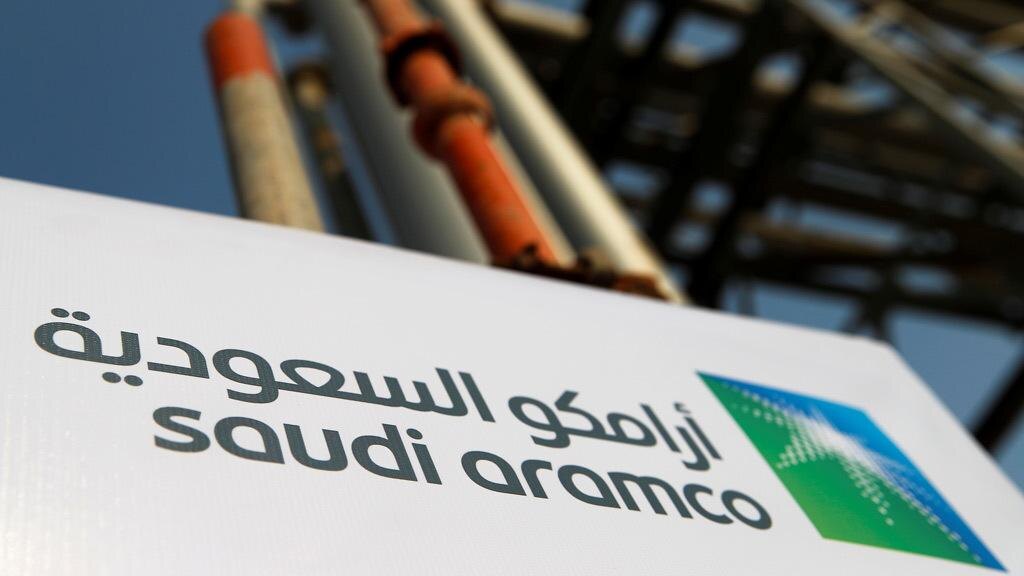 Бордюра с логотипом Saudi Aramco и арабским и английским текстом