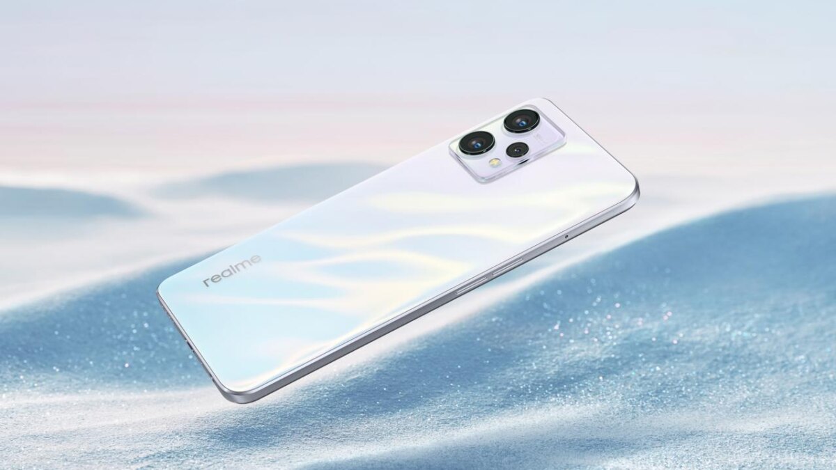 White смартфон Realme 9 плоский на песке с ультра широкоугольной камерой