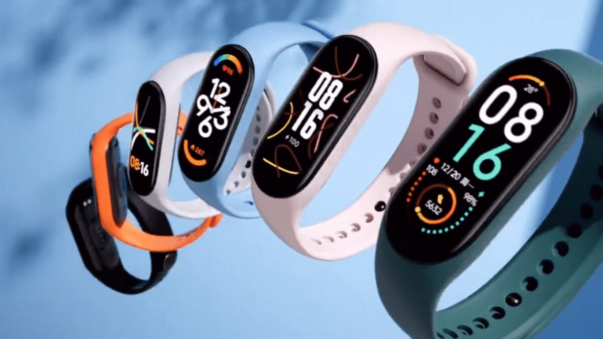 Xiaomi Band 7: набор умных браслетов с яркими дисплеями на витрине в разных цветах