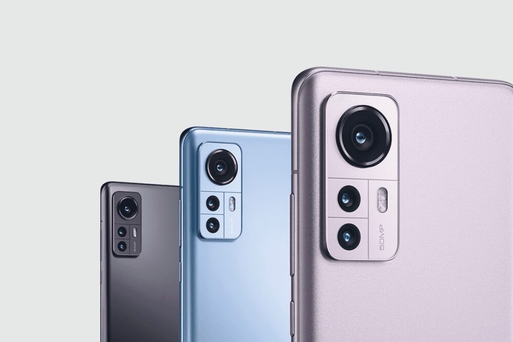 Три смартфона Xiaomi 13 и 13 Pro с крупными камерами сбоку