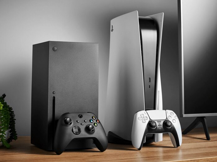 Игровая консоль Xbox Series X и два контроллера на деревянном столе