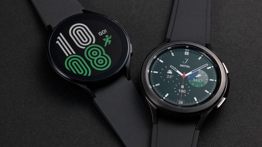 Две умные часы Samsung Galaxy Watch 5 на черном фоне