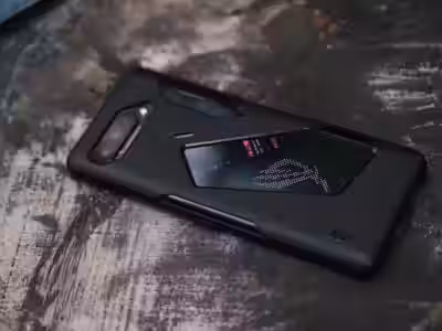 Черный смартфон Asus ROG Phone 6 с экраном и задней панелью