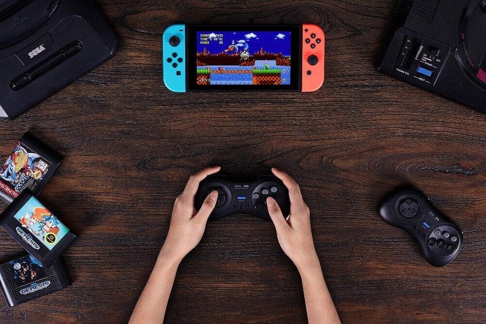 Игровая консоль Sony с двумя контроллерами и ретро играми